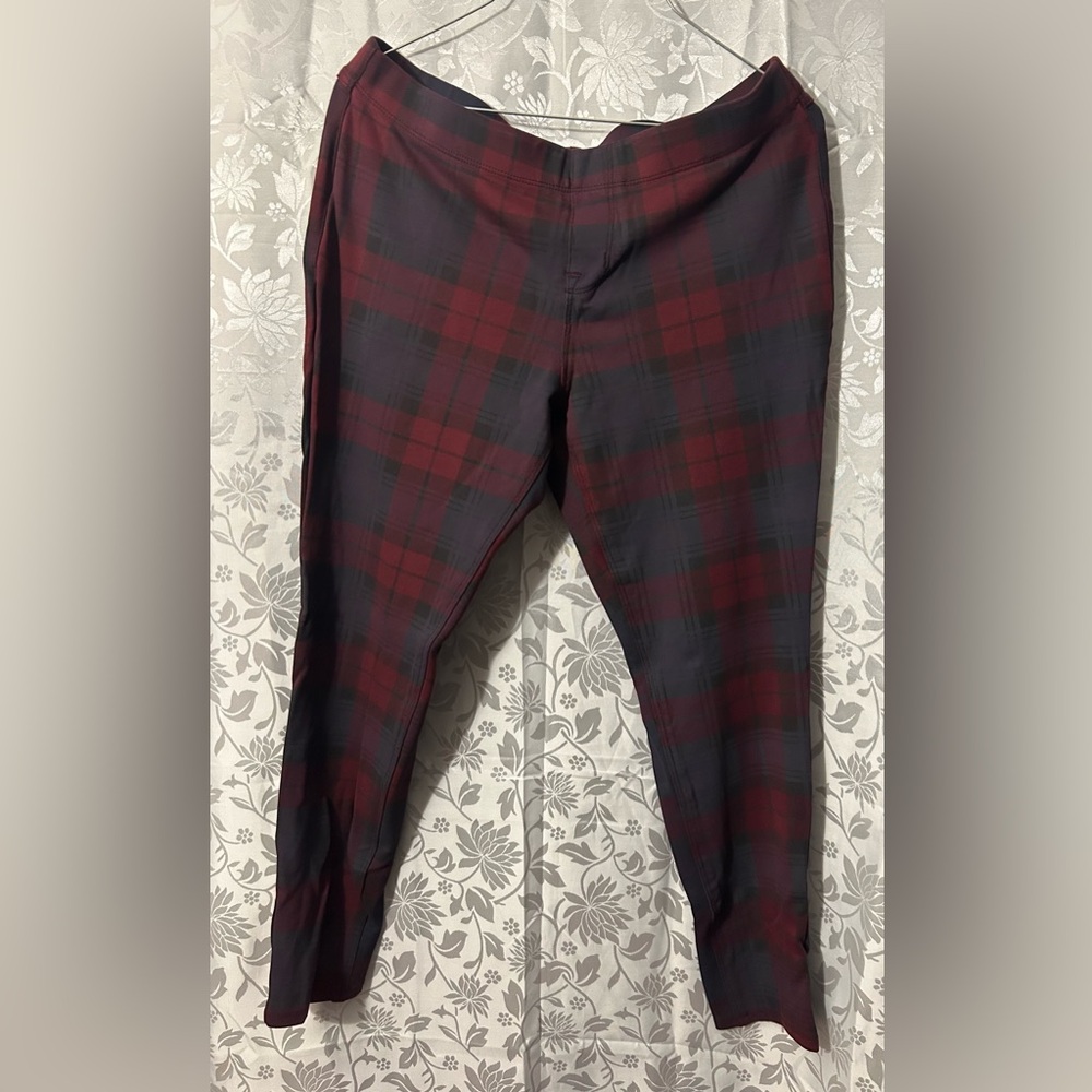 St. John’s Bay Red Black Plaid Skinny Leg Pants Women’s Size M.